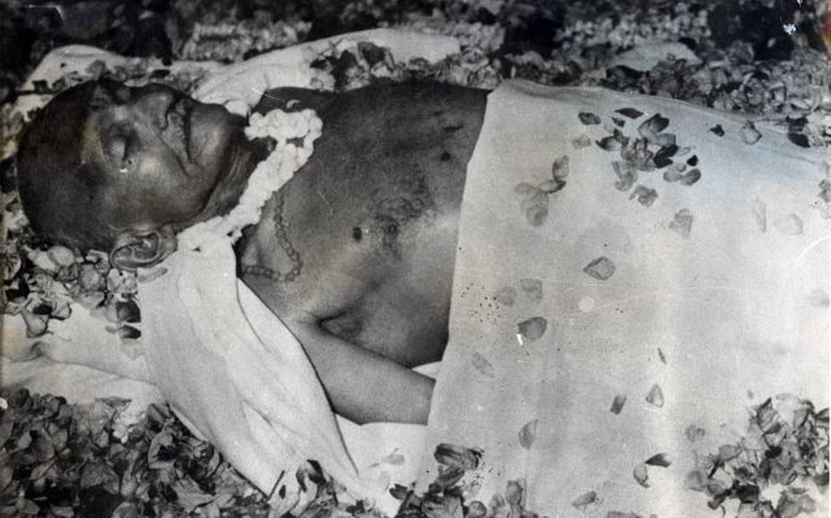Mahatma-Gandhi-bullet-riddled-body